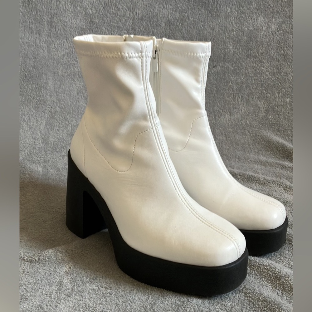 Size 9 Steve Madden white soft leather ankle booties with black platform.